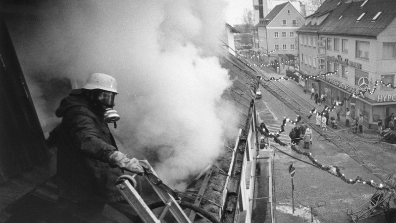 Bei dem Brandanschlag am 18. Dezember 1988 in Schwandorf kamen vier Menschen ums Leben. | Bild: picture-alliance/dpa/DB Gerhard Götz Bei dem Brandanschlag am 18. Dezember 1988 in Schwandorf kamen vier Menschen ums Leben.