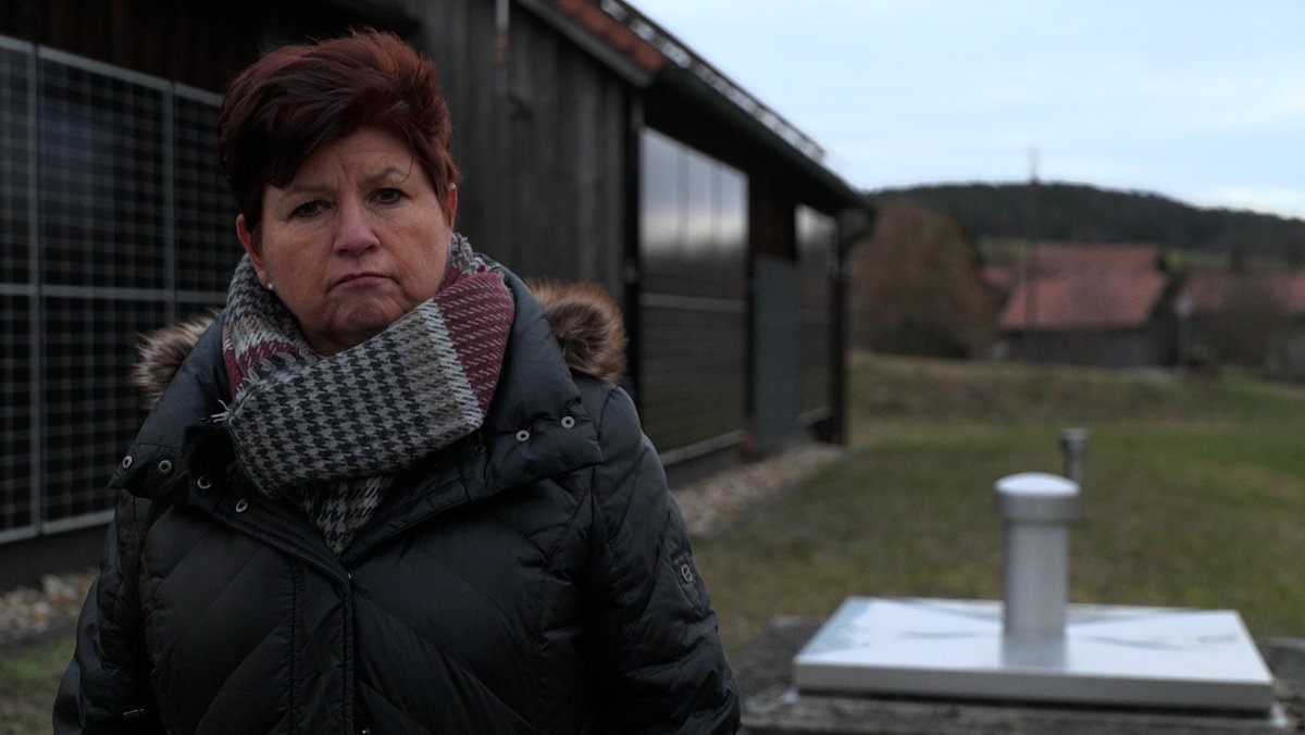 Bürgermeisterin Irmgard Sauerer neben der Brunnenanlage in Brennberg