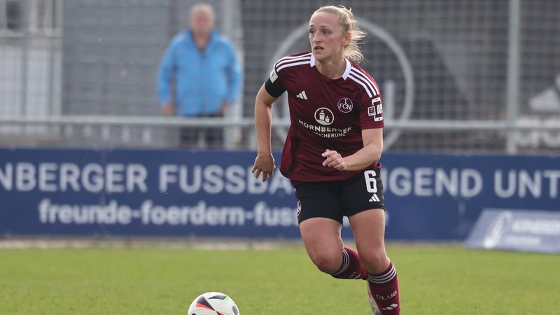 Alina Mailbeck im weinroten Fußalltrikot mit schwarzer Hose und roten Stutzen mit dem Ball am Fuß auf dem Fußballplatz. | Bild: picture alliance / Sportfoto Zink / Daniel Marr | Sportfoto Zink / Daniel Marr Alina Mailbeck im weinroten Fußalltrikot mit schwarzer Hose und roten Stutzen mit dem Ball am Fuß auf dem Fußballplatz.
