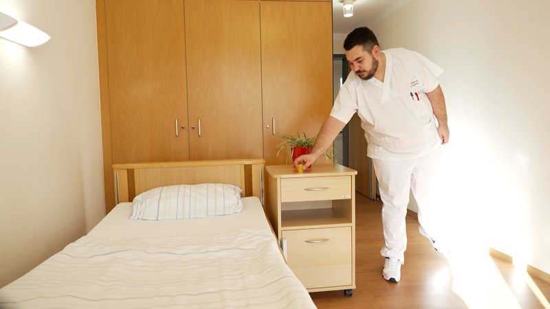 Manuel Fontanari bei der Arbeit in einem Pflegeheim in Tirschenreuth