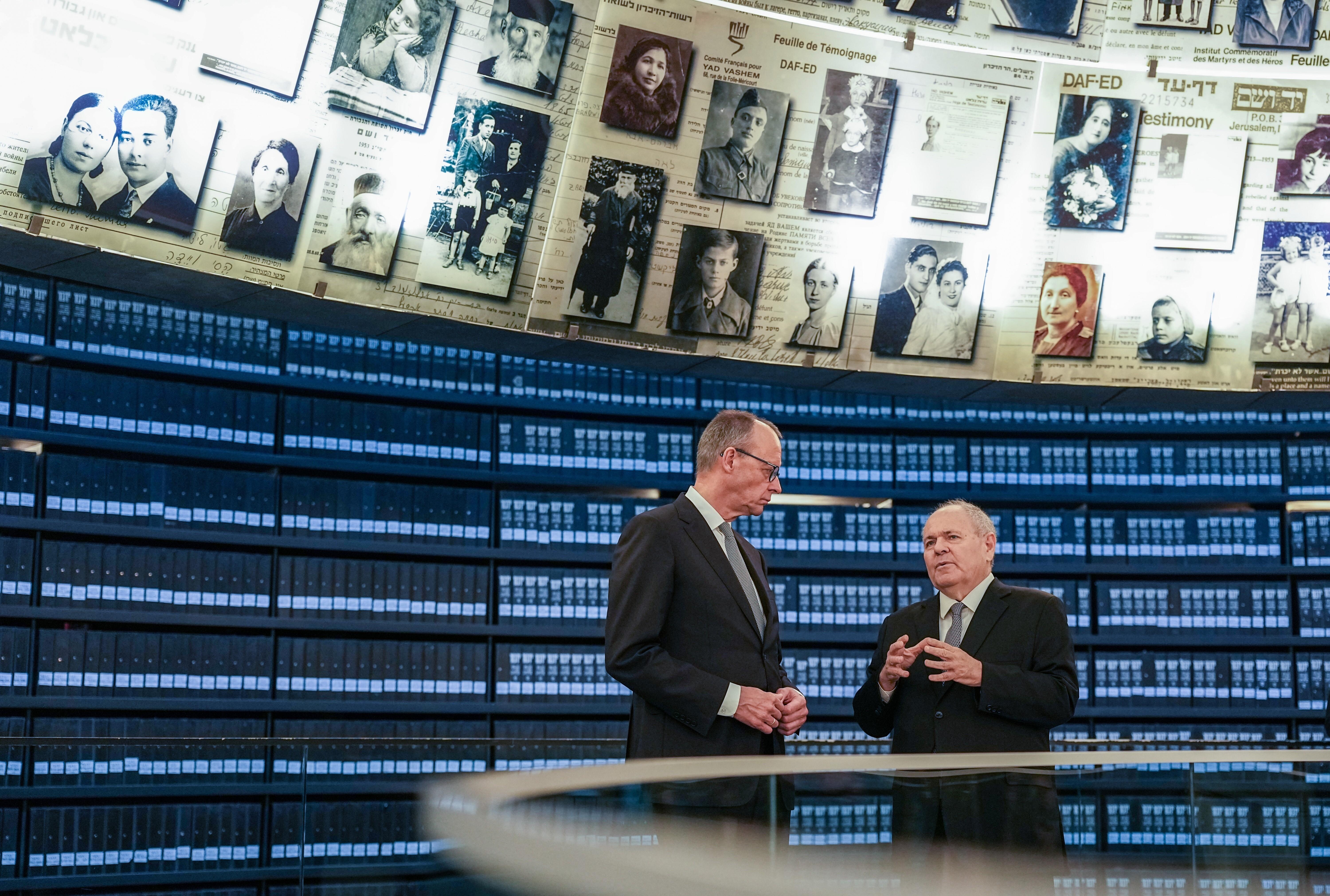 Bundeskanzler Friedrich Merz (l, CDU) besucht die Holocaust-Gedenkstätte Yad Vashem und spricht mit Dani Dayan, Vorstandsvorsitzender von Yad Vashem. 