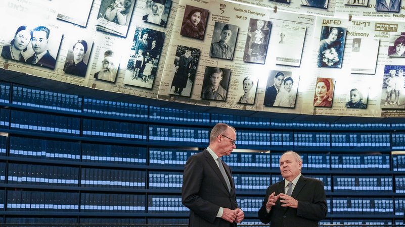 Bundeskanzler Friedrich Merz (l, CDU) besucht die Holocaust-Gedenkstätte Yad Vashem und spricht mit Dani Dayan, Vorstandsvorsitzender von Yad Vashem. | Bild: picture alliance/dpa | Michael Kappeler Bundeskanzler Friedrich Merz (l, CDU) besucht die Holocaust-Gedenkstätte Yad Vashem und spricht mit Dani Dayan, Vorstandsvorsitzender von Yad Vashem.