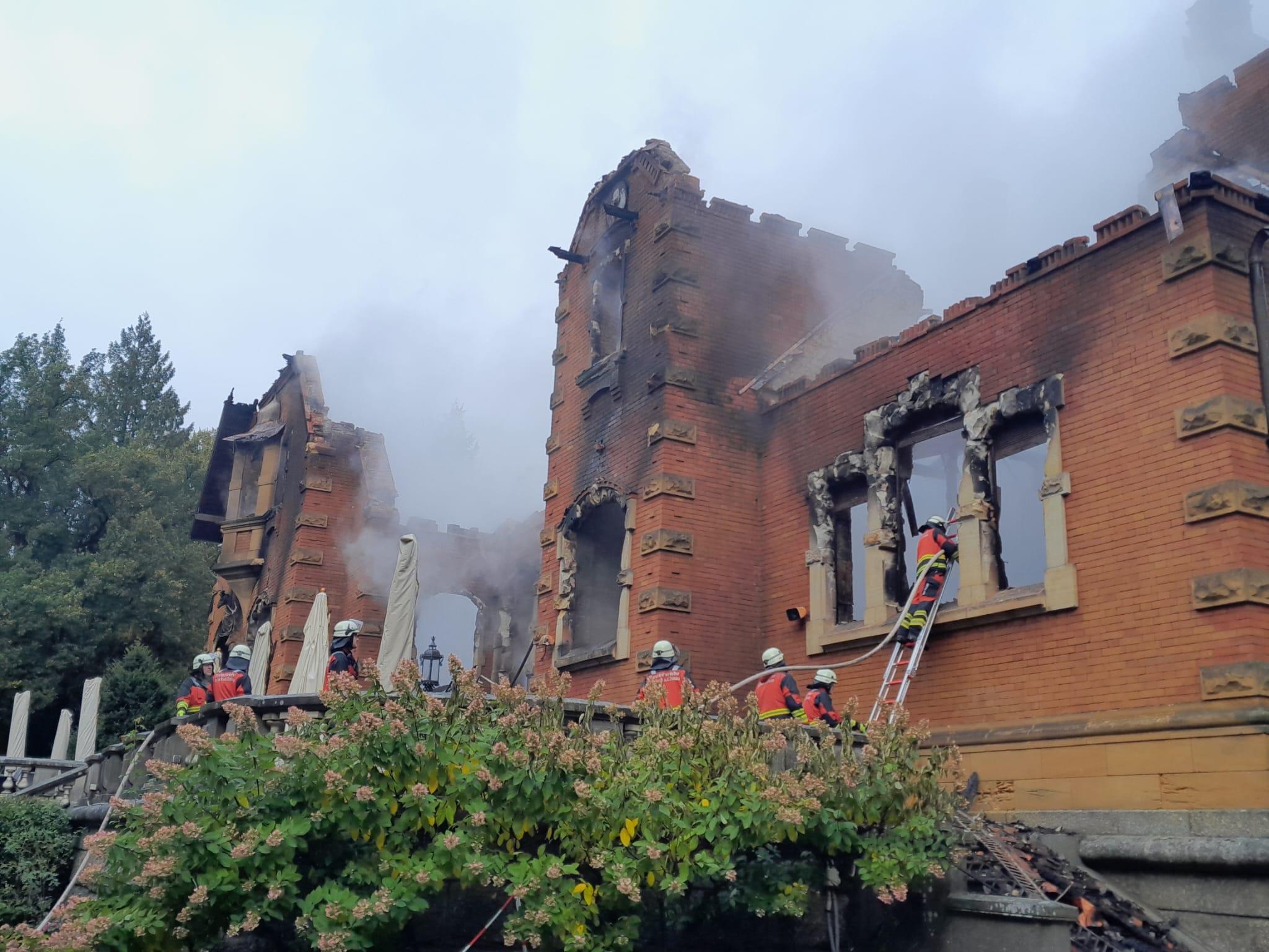 Außenmauern des Schlosses, Rauch steigt auf