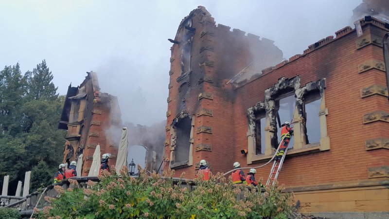 Außenmauern des Schlosses, Rauch steigt auf | Bild: Sommer Außenmauern des Schlosses, Rauch steigt auf