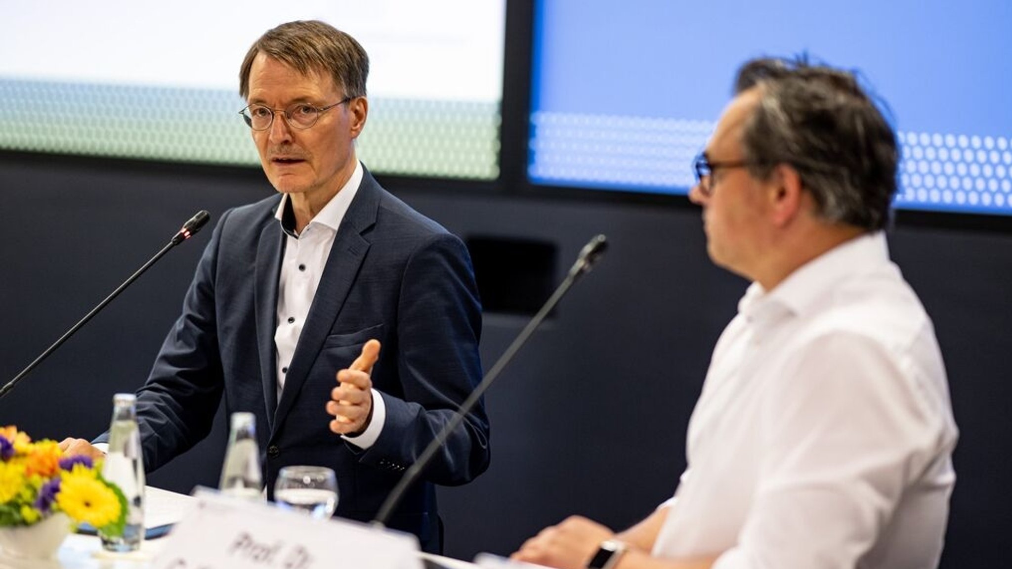 22.06.2023, Berlin: Karl Lauterbach (SPD, l), Bundesminister für Gesundheit, spricht auf einer Pressekonferenz zur Vorstellung einer Analyse zu erwarteten Effekten auf die Versorgung durch die geplante Krankenhausreform im Unfallkrankenhauses Berlin. Foto: Fabian Sommer/dpa +++ dpa-Bildfunk +++