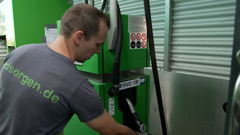 Kraftstoff HVO100 an der Tankstelle. | Bild: BR Kraftstoff HVO100 an der Tankstelle.
