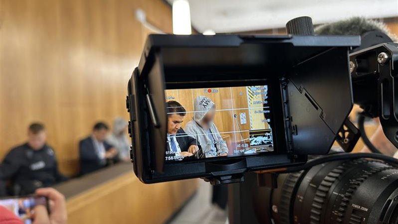 Der Angeklagte im Prozess um die Messerattacke in Aschaffenburg am zweiten Verhandlungstag, er sitzt neben seinem Übersetzer. | Bild: BR/Katrin Küx Der Angeklagte im Prozess um die Messerattacke in Aschaffenburg am zweiten Verhandlungstag, er sitzt neben seinem Übersetzer.