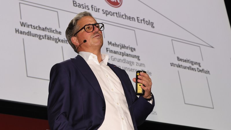 Die Jahreshauptversammlung des 1. FC Nürnberg | Bild: picture-alliance / dpa Die Jahreshauptversammlung des 1. FC Nürnberg