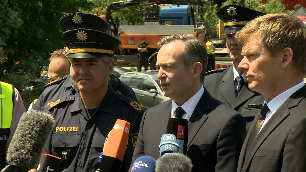Bundesverkehrsminister Volker Wissing und Bahn-Chef Richard Lutz haben die Unglücksstelle in Garmisch-Partenkirchen besucht. Mit dabei: Manfred Hauser, Polizeipräsident des Präsidiums Oberbayern Süd. | Bild: BR Bundesverkehrsminister Volker Wissing und Bahn-Chef Richard Lutz haben die Unglücksstelle in Garmisch-Partenkirchen besucht. Mit dabei: Manfred Hauser, Polizeipräsident des Präsidiums Oberbayern Süd.