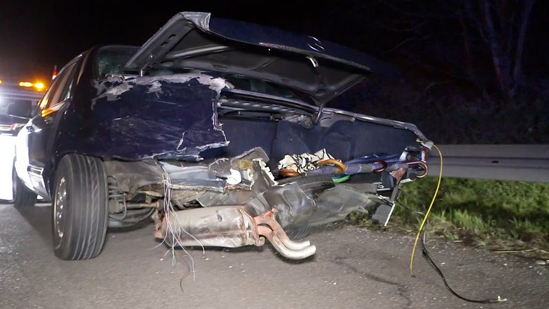 Das total kaputte Heck des Falschfahrerwagens. | Bild: BR24 Das total kaputte Heck des Falschfahrerwagens.