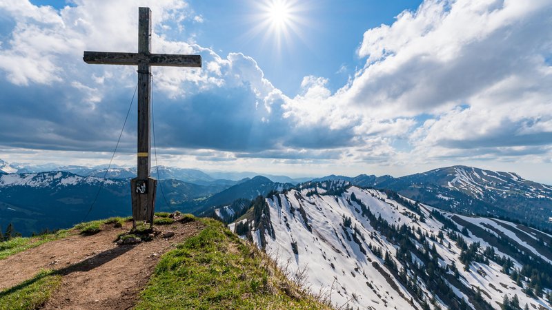 Frühling und Winter am Berg: Südseitig ist der Schnee weggetaut, nordseitig liegt er noch. | Bild: picture alliance Frühling und Winter am Berg: Südseitig ist der Schnee weggetaut, nordseitig liegt er noch.