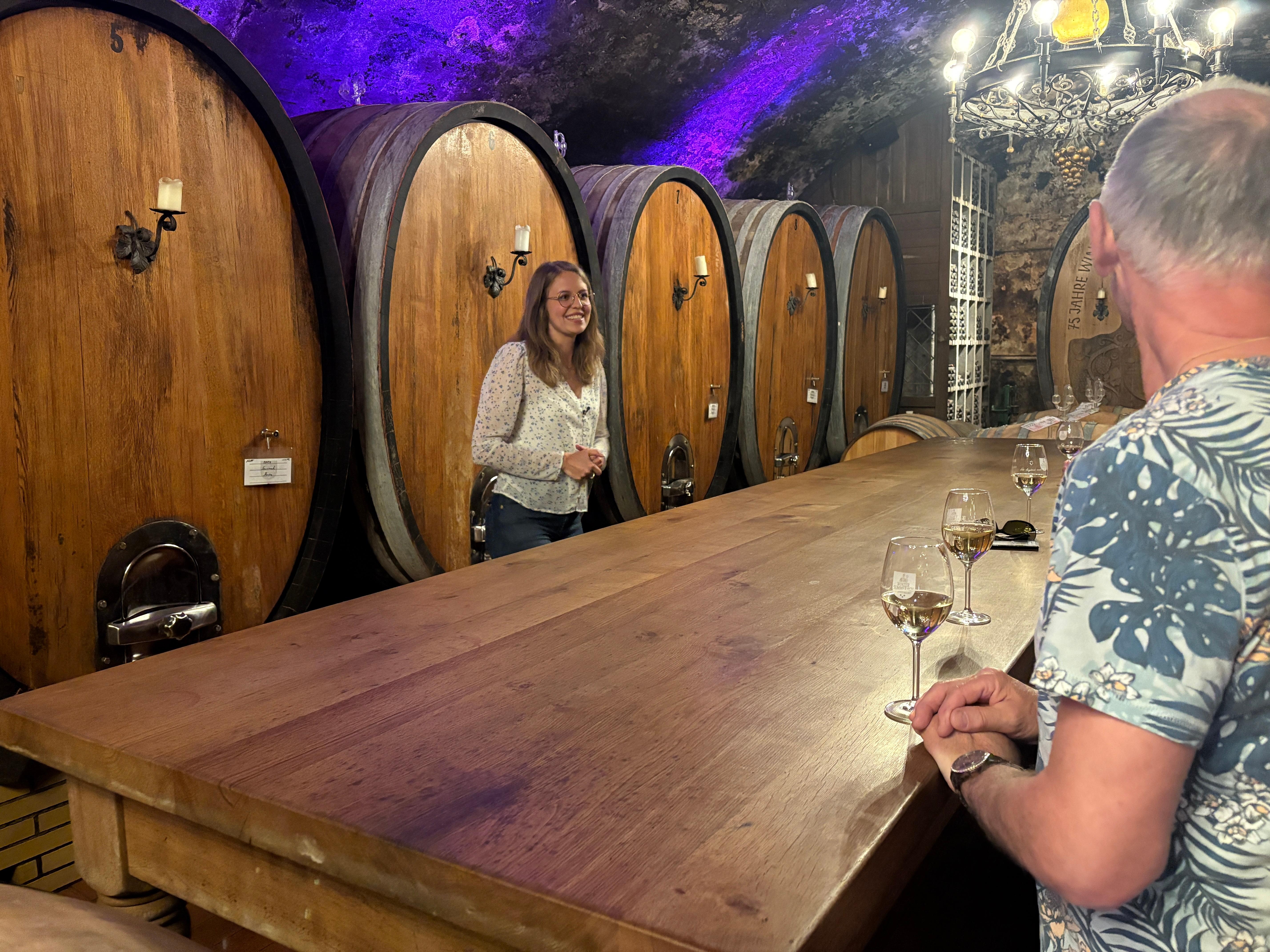 Die ehemalige Weinkönigin Eva Brockmann im Weinkeller der Winzer Sommerach