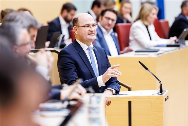 Eigentlich soll der bayerische Haushalt bereits vor dem neuen Jahr verabschiedet werden. Aber erst heute hat der Landtag über den Entwurf debattiert. Bis zur Verabschiedung wird es daher noch bis Juni dauern.