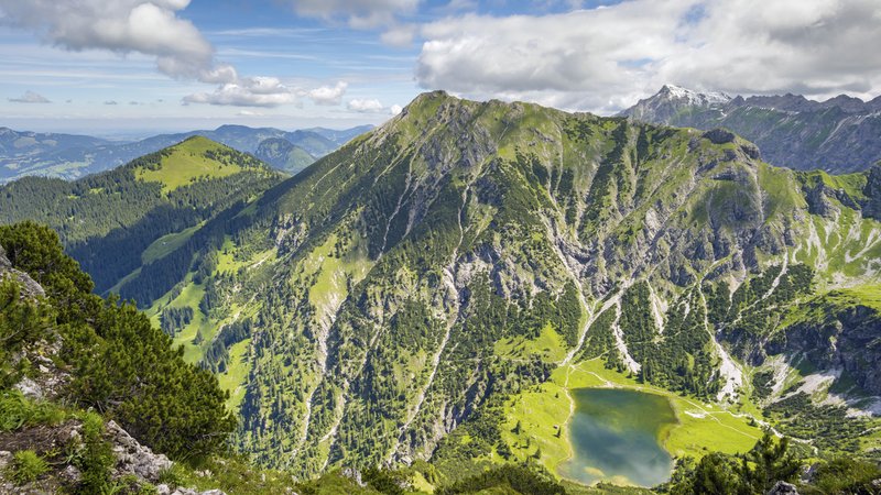 Der Entschenkopf (2043m), davor der untere Gaisalpsee | Bild: picture alliance / imageBROKER | Walter G. Allgöwer Der Entschenkopf (2043m), davor der untere Gaisalpsee