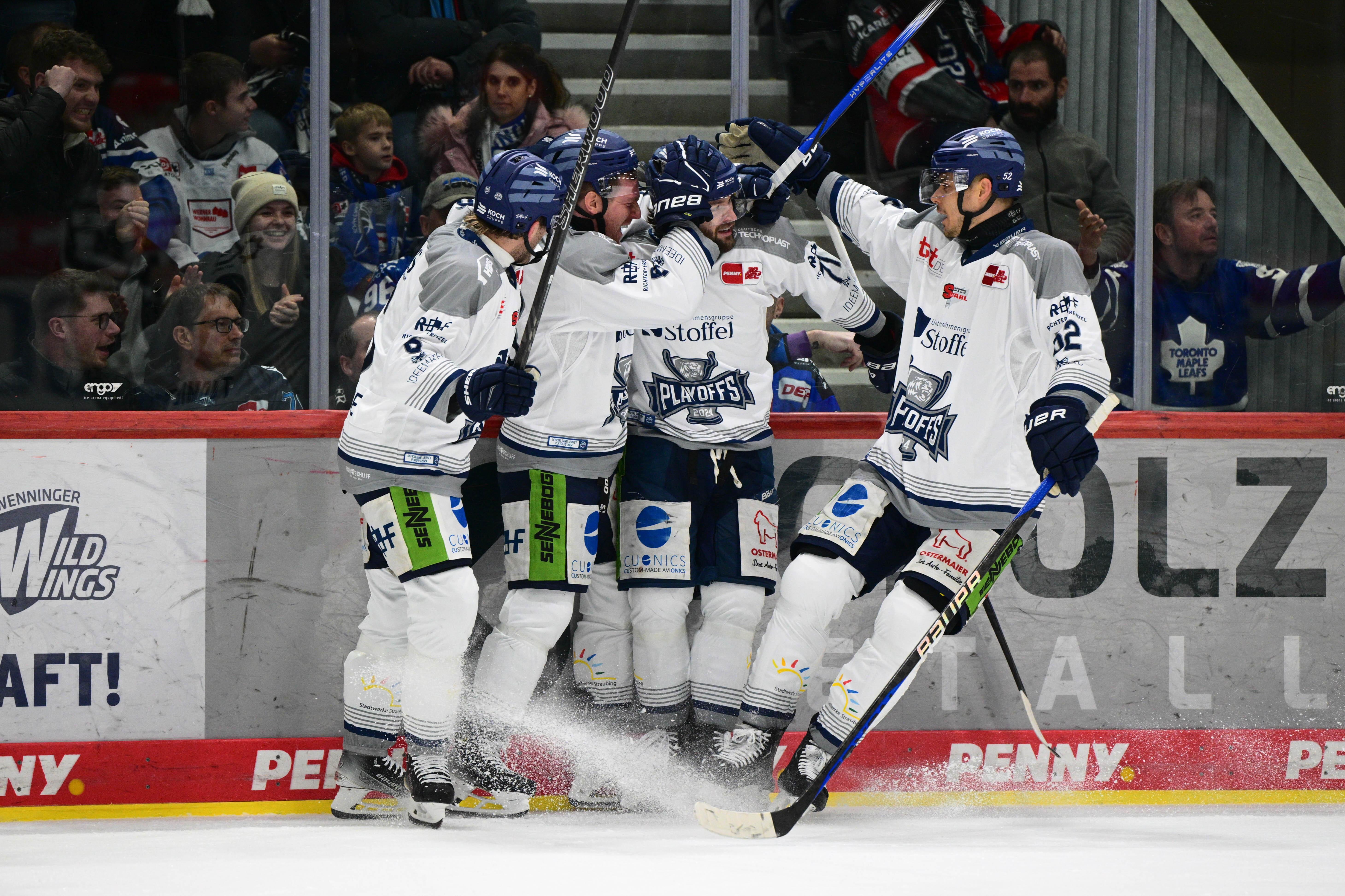 Straubinger Spieler feiern ein Tor in Schwenningen