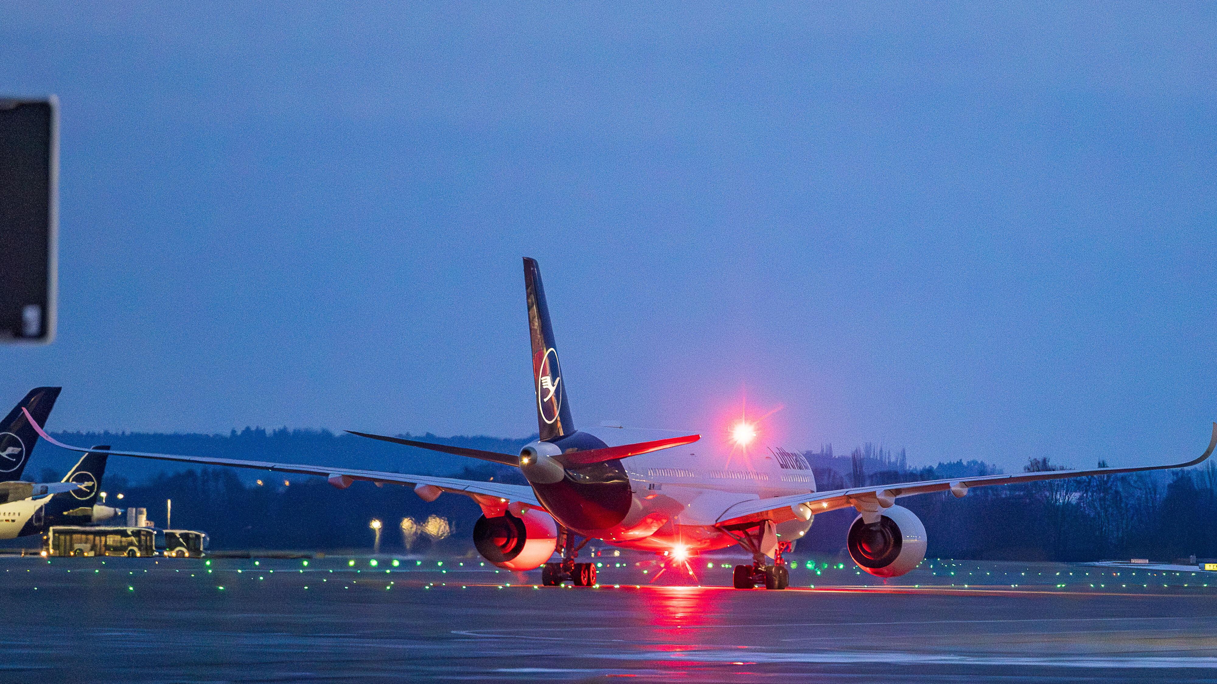 Symbolbild: Flugzeug am Flughafen München.