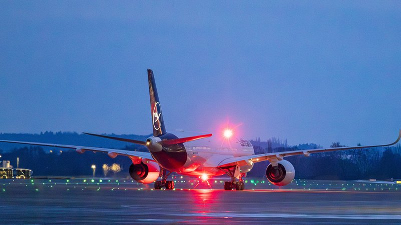 Symbolbild: Flugzeug am Flughafen München. | Bild: picture alliance / Eibner-Pressefoto | Eibner-Pressefoto/Ardan Fuessman Symbolbild: Flugzeug am Flughafen München.