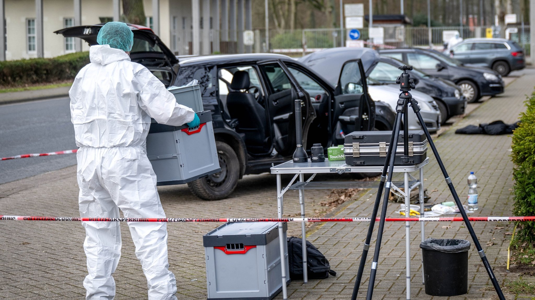 Die Spurensicherung arbeitet in der Nähe eines Autos vor einer Bundeswehrkaserne in Niedersachsen.