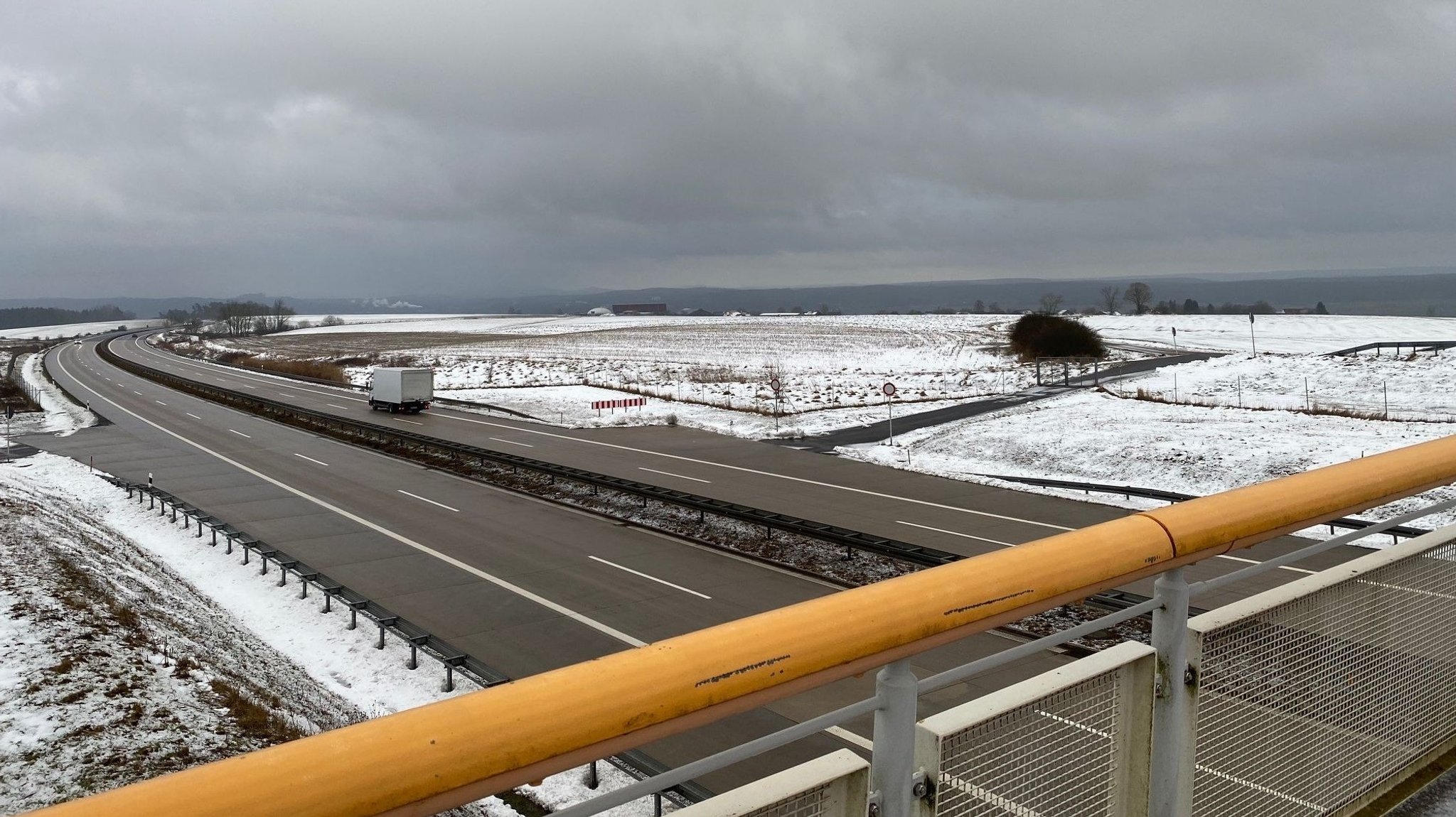 Die Autobahn A73 bei Meeder im Kreis Coburg.