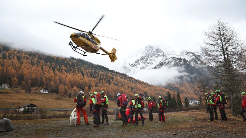 Ein Hubschrauber der Bergrettung landet vor Bergrettern. | Bild: picture alliance/dpa | Karl-Josef Hildenbrand Ein Hubschrauber der Bergrettung landet vor Bergrettern.