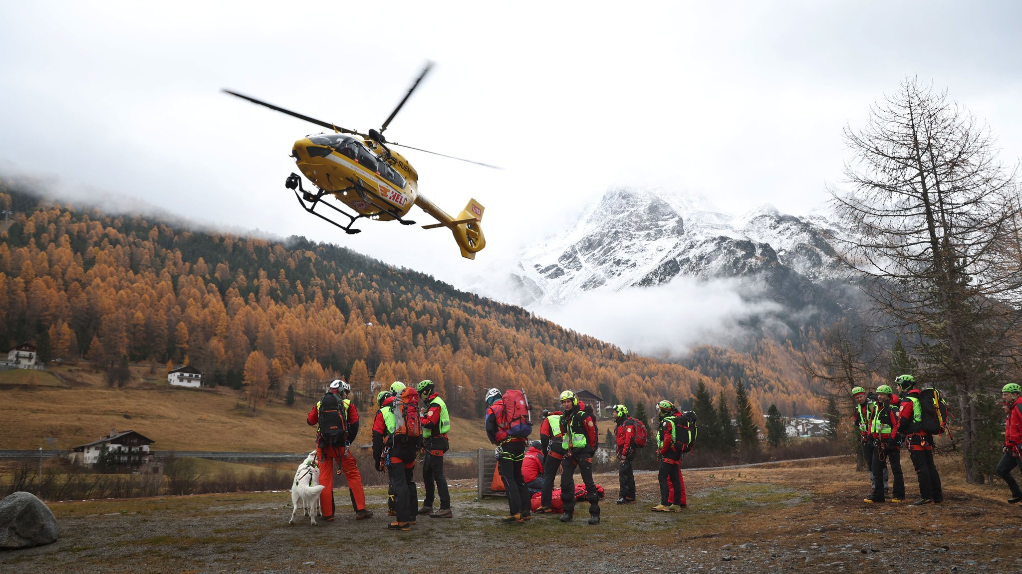 Ein Hubschrauber der Bergrettung landet vor Bergrettern. | Bild: picture alliance/dpa | Karl-Josef Hildenbrand Ein Hubschrauber der Bergrettung landet vor Bergrettern.