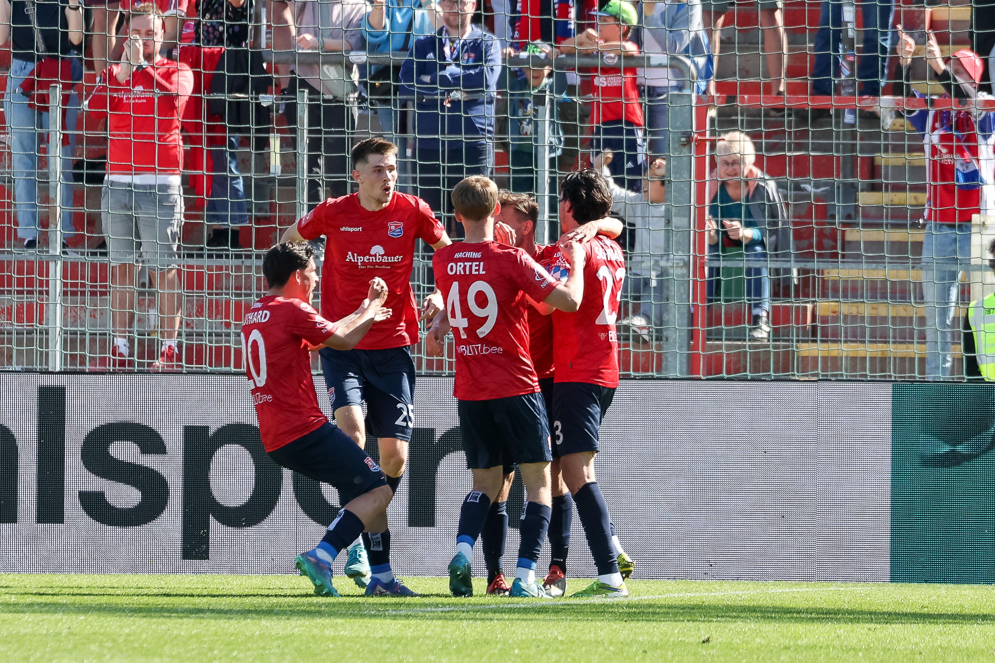 Jubelnde Spieler SpVgg Unterhaching