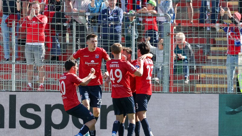 Jubelnde Spieler SpVgg Unterhaching | Bild: picture-alliance/dpa Jubelnde Spieler SpVgg Unterhaching