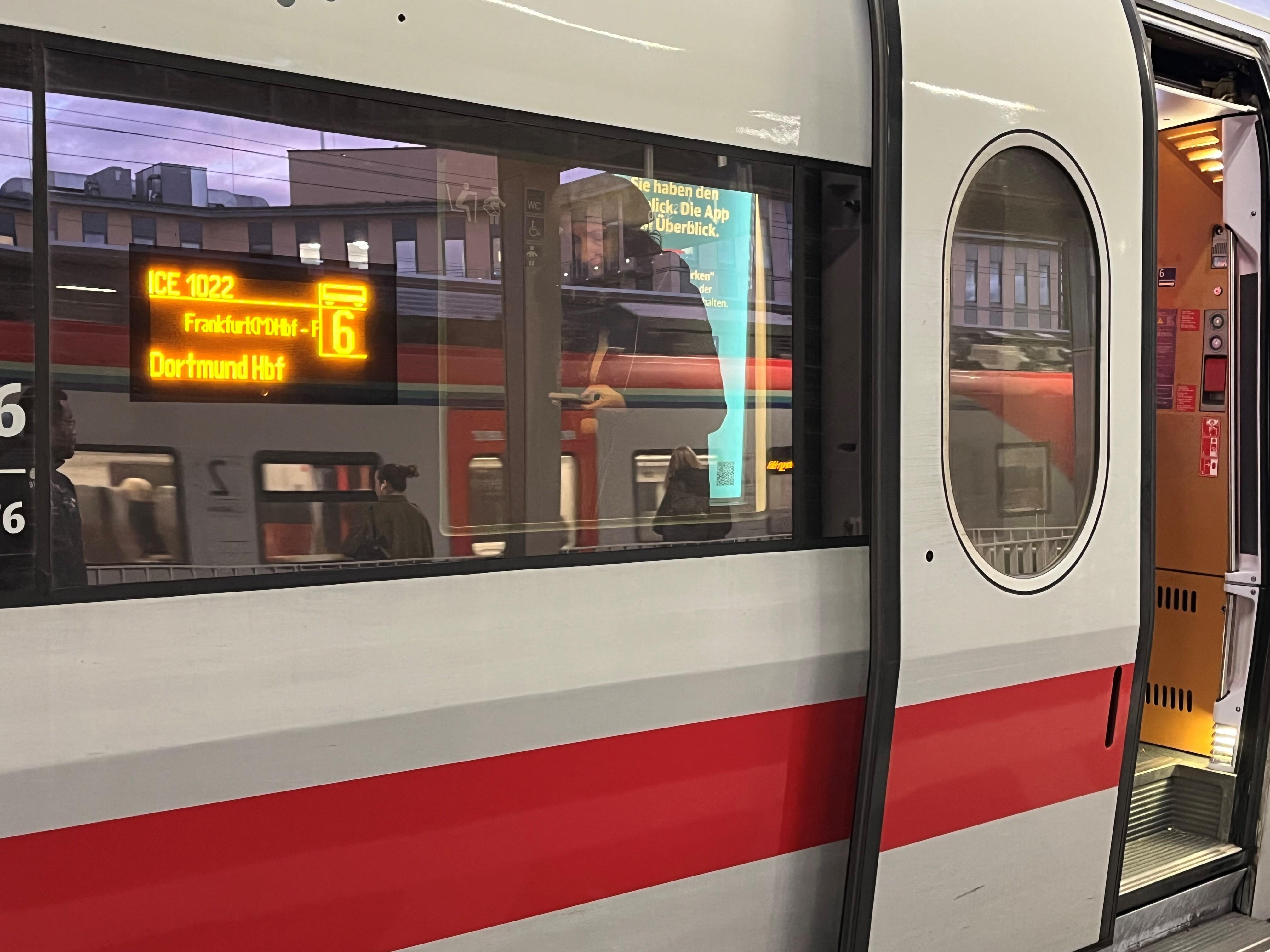 Blick auf den ICE 1022 im Hauptbahnhof in Aschaffenburg.