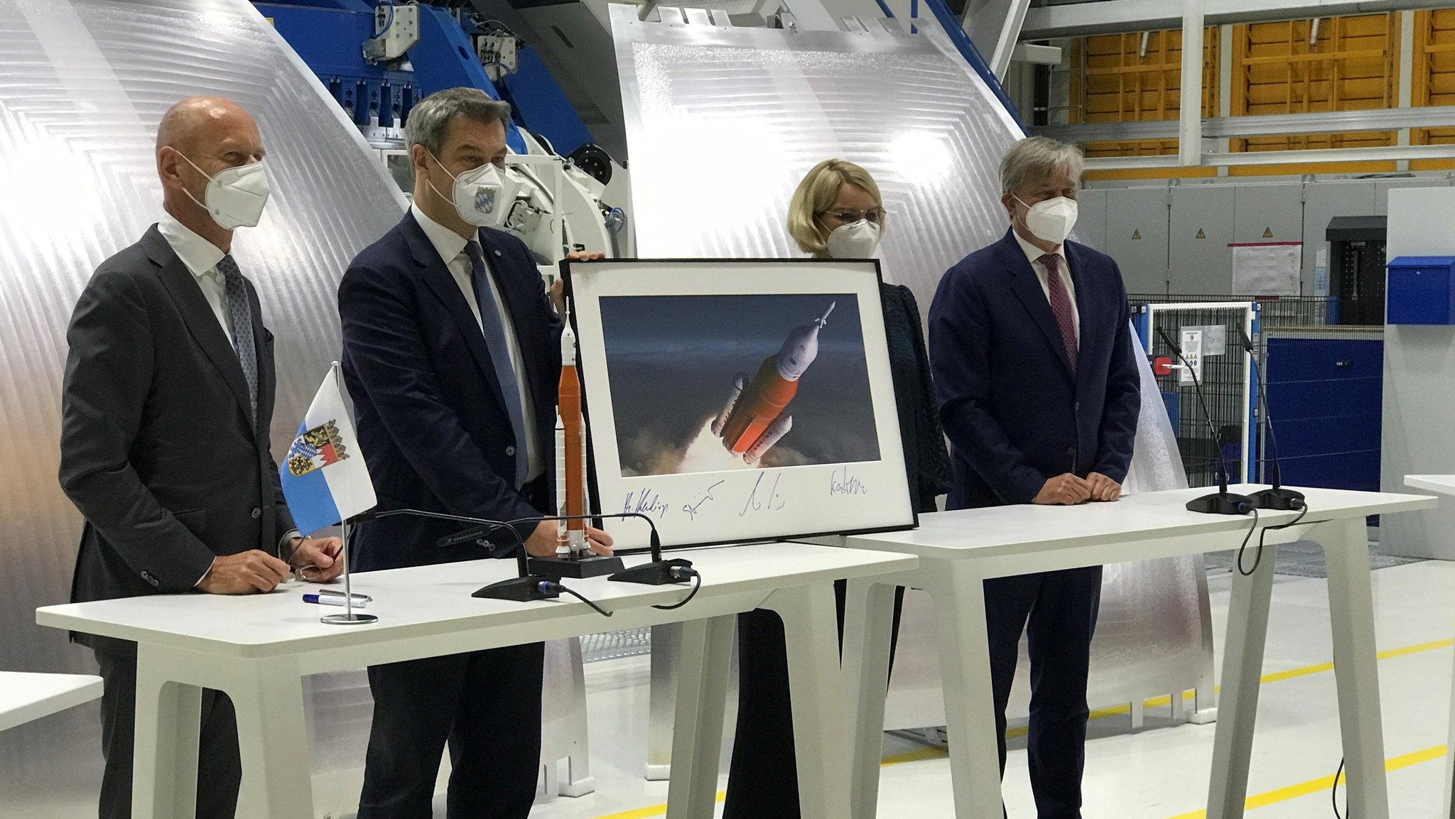 v.l.n.r. Hans Steininger (Vorstandsvorsitzender von MT Aerospace), Ministerpräsident Markus Söder, Augsburgs Oberbürgermeisterin Eva Weber, Michael Haidinger (Präsident von Boeing Deutschland)