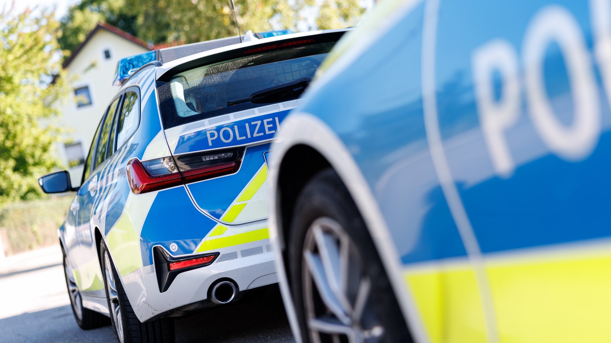 Symbolbild: Der Schriftzug Polizei ist an einem Einsatzfahrzeug der bayerischen Polizei zu sehen