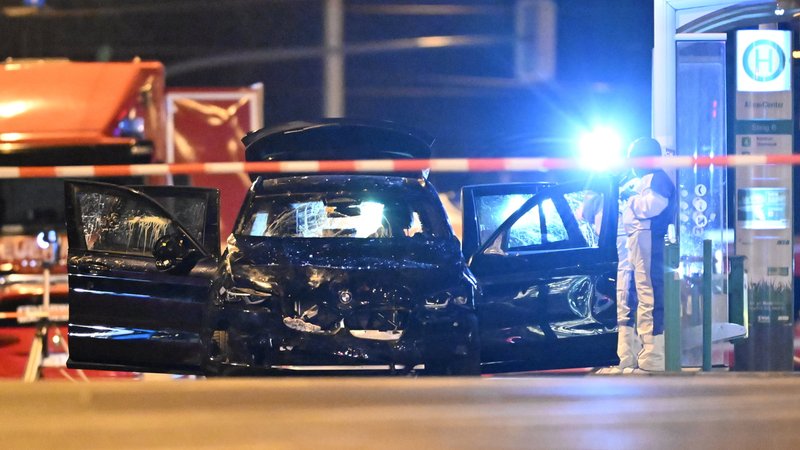Auf dem Weihnachtsmarkt in Magdeburg ist ein Autofahrer in eine Menschengruppe gefahren. | Bild: Hendrik Schmidt/dpa Auf dem Weihnachtsmarkt in Magdeburg ist ein Autofahrer in eine Menschengruppe gefahren.