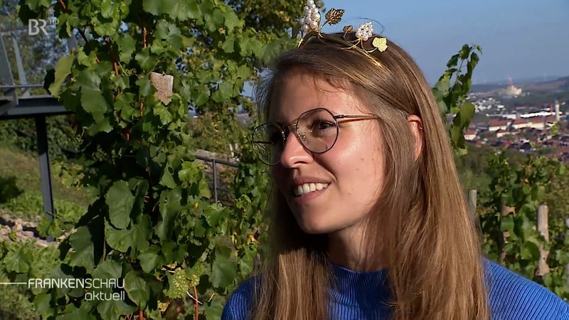 Eva Brockmann mit der Krone der fränkischen Weinkönigin am Weinberg.