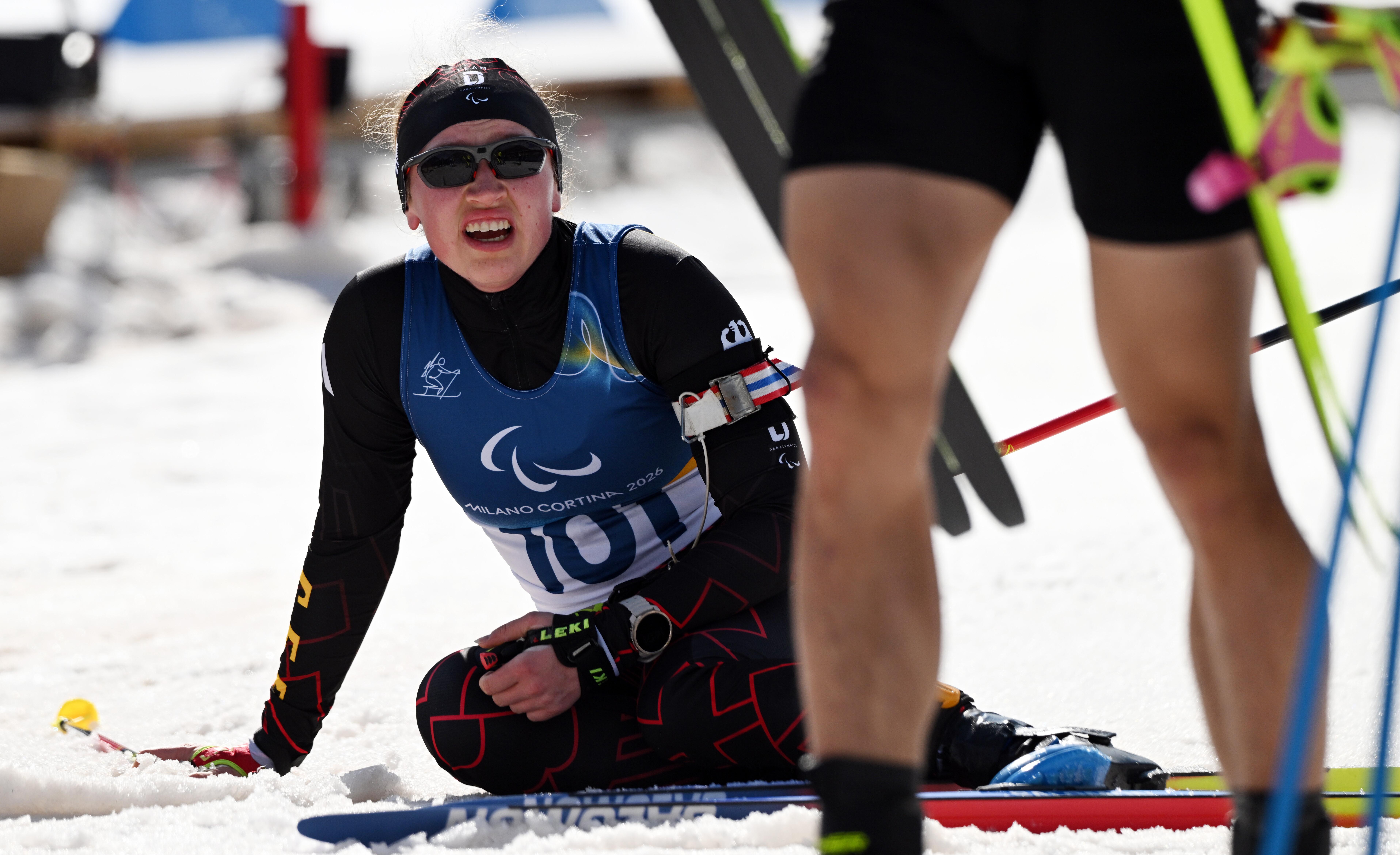 Leonie Walter aus Deutschland im Ziel bei den Paralympics im Para Biathlon im Tesero Cross-Country Skiing Stadium.