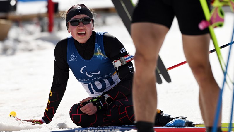 Leonie Walter aus Deutschland im Ziel bei den Paralympics im Para Biathlon im Tesero Cross-Country Skiing Stadium. | Bild: picture alliance/dpa | Martin Schutt Leonie Walter aus Deutschland im Ziel bei den Paralympics im Para Biathlon im Tesero Cross-Country Skiing Stadium.