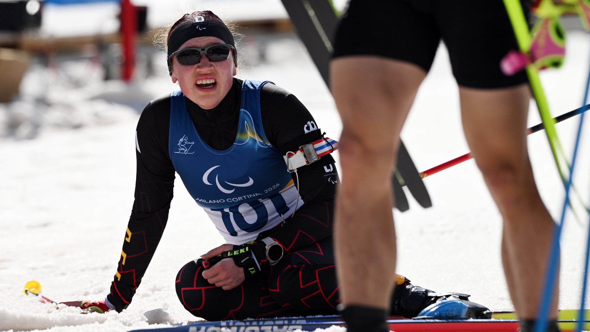 Leonie Walter aus Deutschland im Ziel bei den Paralympics im Para Biathlon im Tesero Cross-Country Skiing Stadium.