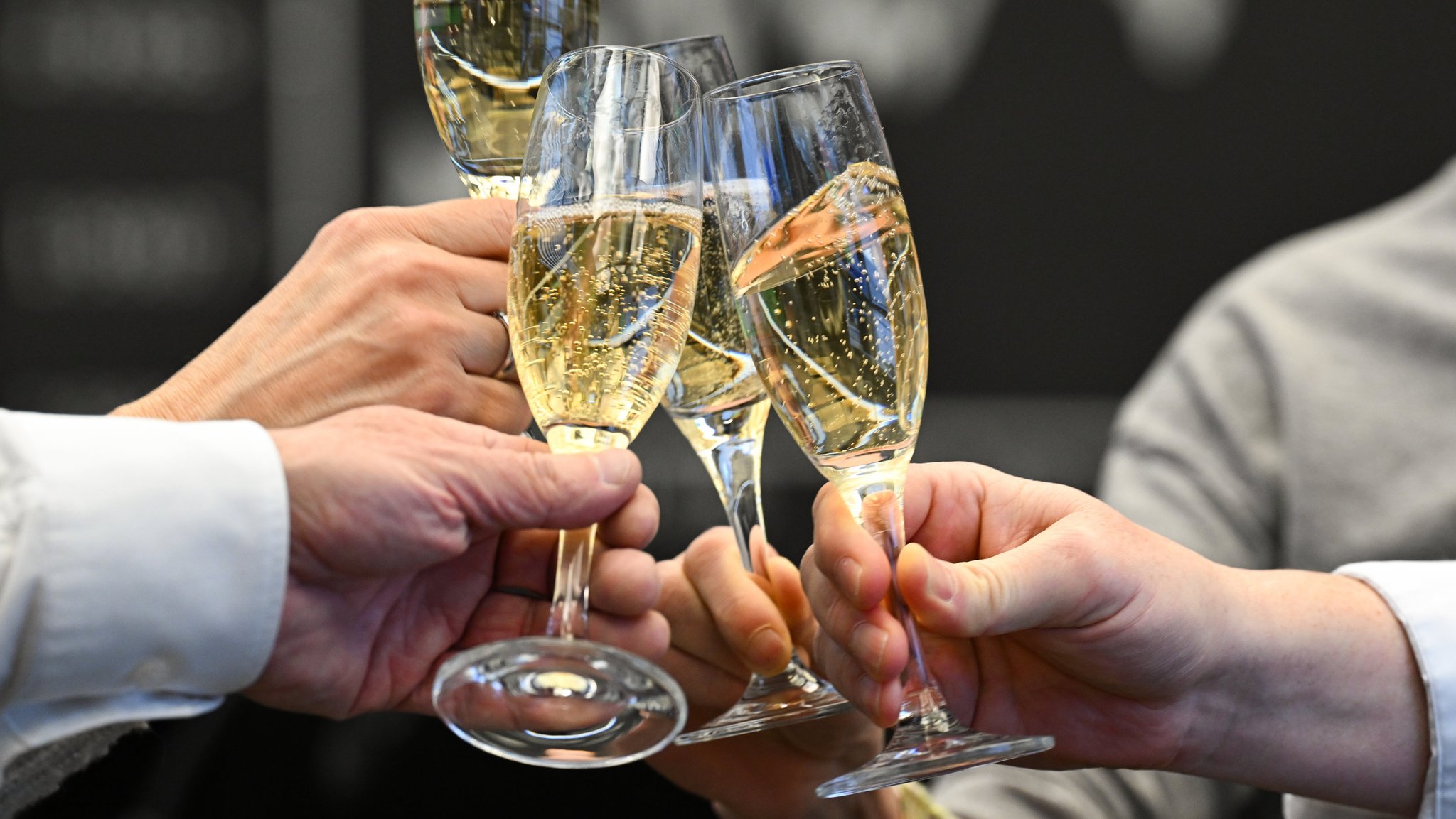 (Symbolbild) Börsenhändler stoßen mit Sekt an.