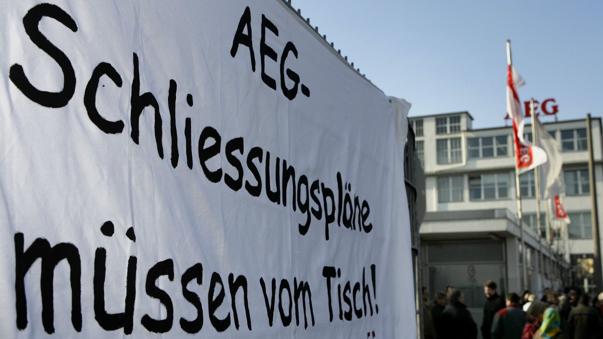 Großes Plakat mir der Aufschrift "AEG-Schließungspläne müssen vom Tisch"