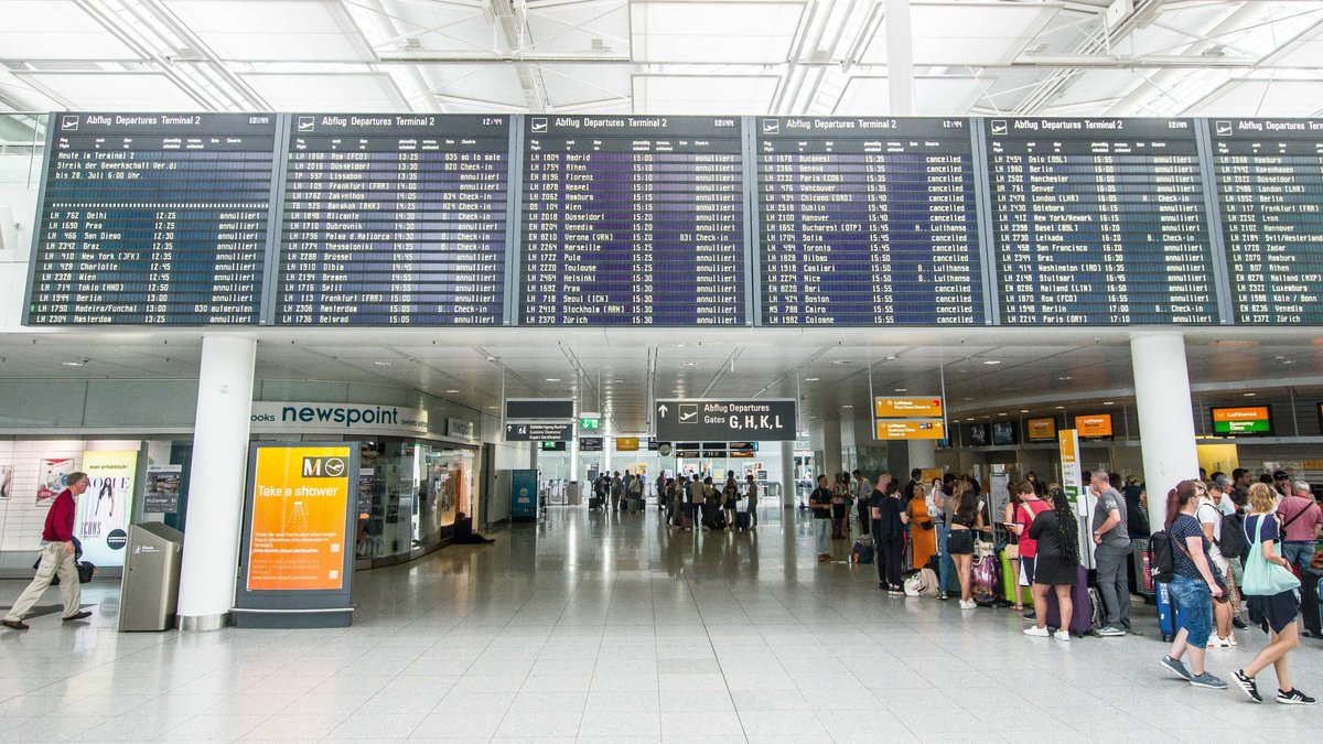 Abflughalle des Flughafens München, aufgenommen am 27.07.22.