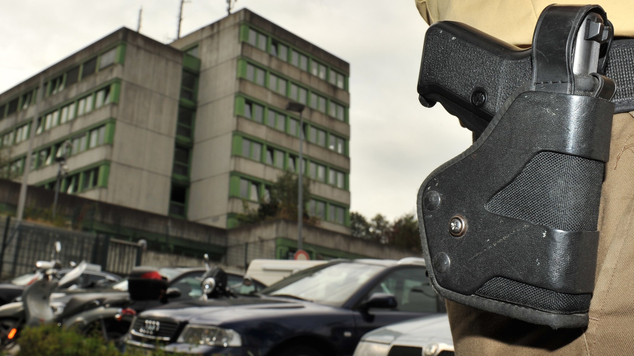 Die Waffe eines Polizisten vor dem Gebäude der Passauer Polizei 