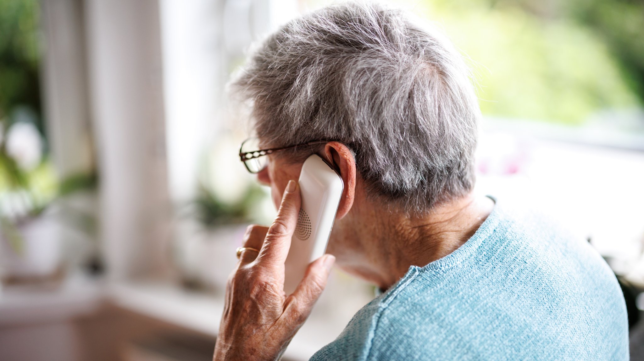 (Symbolbild) Eine ältere Frau am Telefon