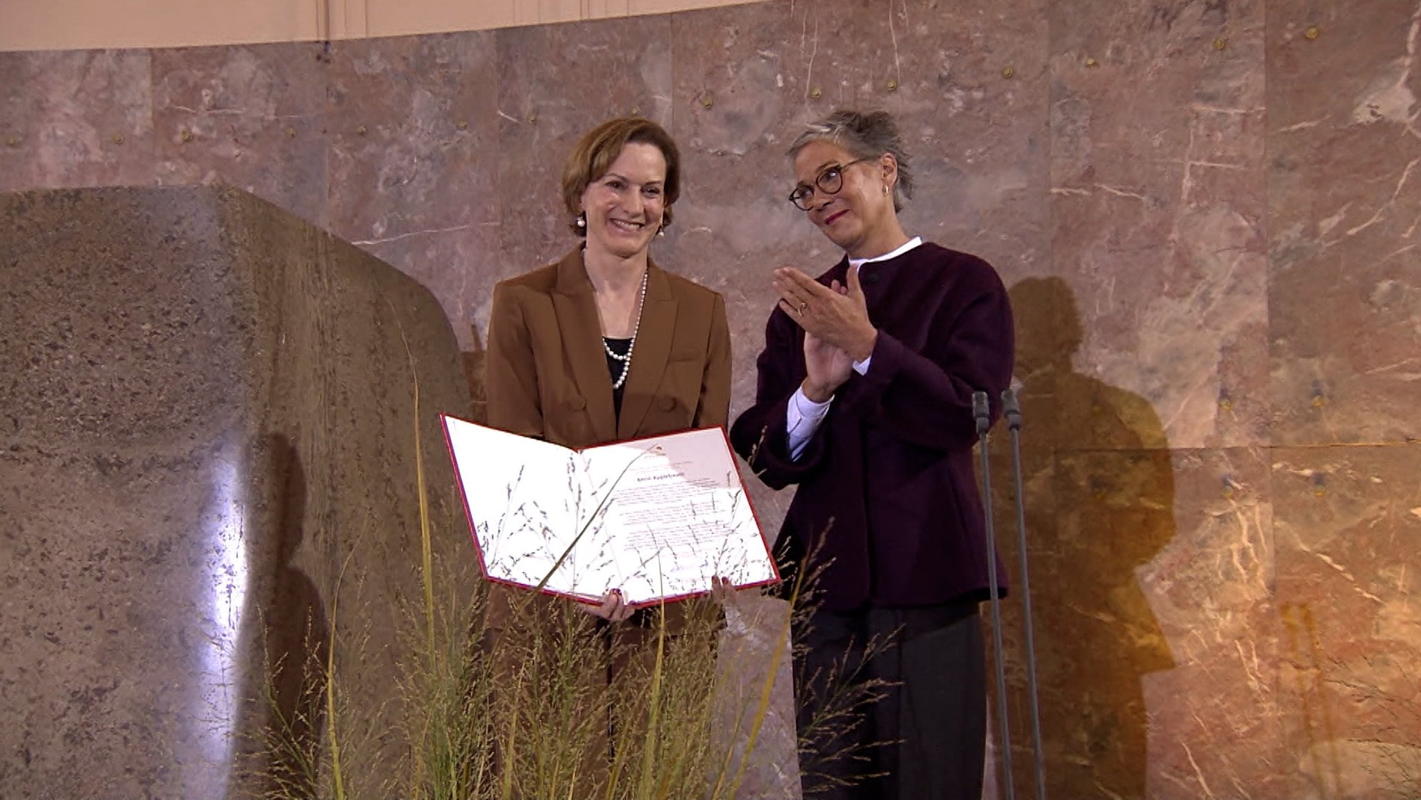 Die Publizistin Anne Applebaum ist mit dem Friedenspreis des Deutschen Buchhandels ausgezeichnet worden. 