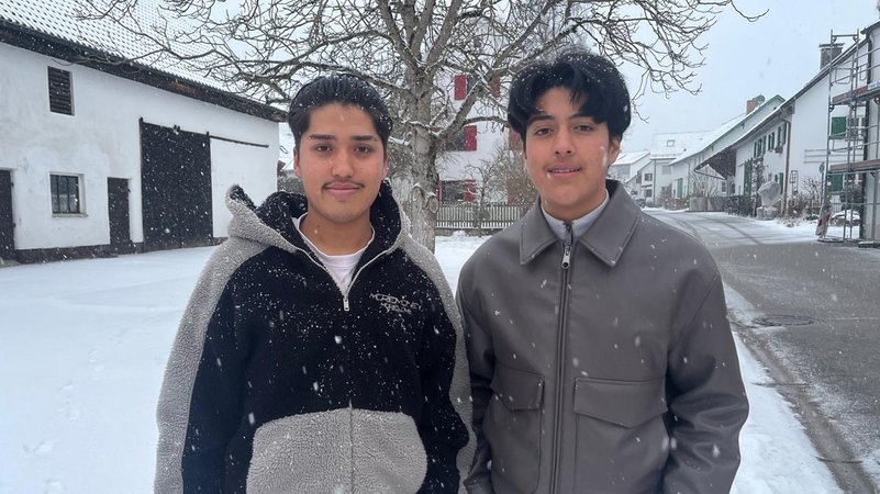 Shokrullah und Mustafa sind Geflüchtete aus Afghanistan und trauern im die Opfer des Anschlags. | Bild: Astrid Uhr, BR Shokrullah und Mustafa sind Geflüchtete aus Afghanistan und trauern im die Opfer des Anschlags.