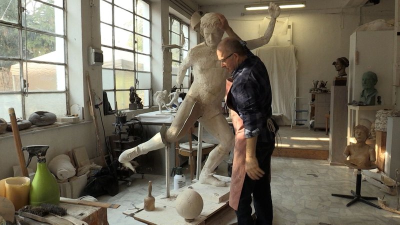 Der Künstler Herbert Deiss arbeitet in seinem Atelier an seiner Gerd Müller-Skulptur