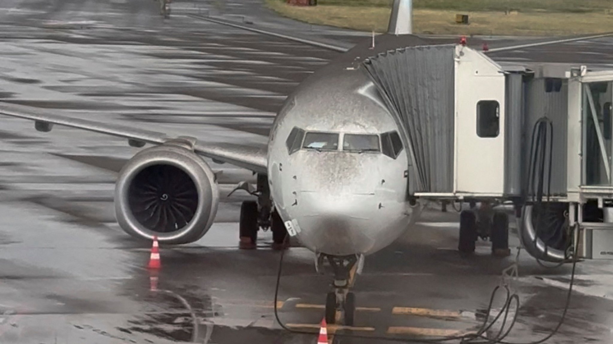 Ein Flugzeug am Flughafen Catania, das mit Vulkanasche beschmutzt ist (Quelle: INSTAGRAM @VICTORIENJOY)