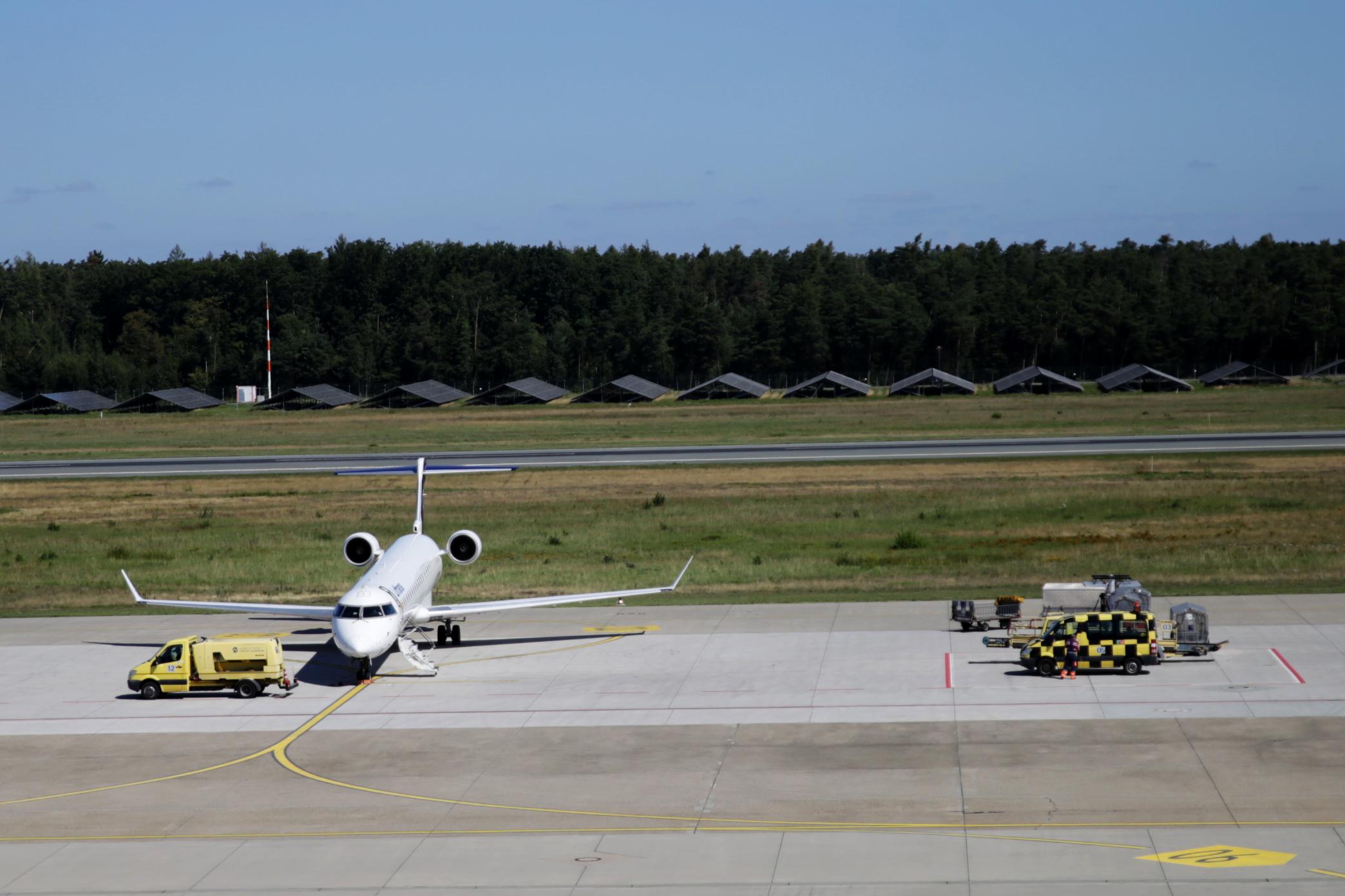 Die neue 1,7 Kilometer lange und 60 Meter breite Photovoltaik-Anlage erstreckt sich entlang des nördlichen Flughafenzauns.