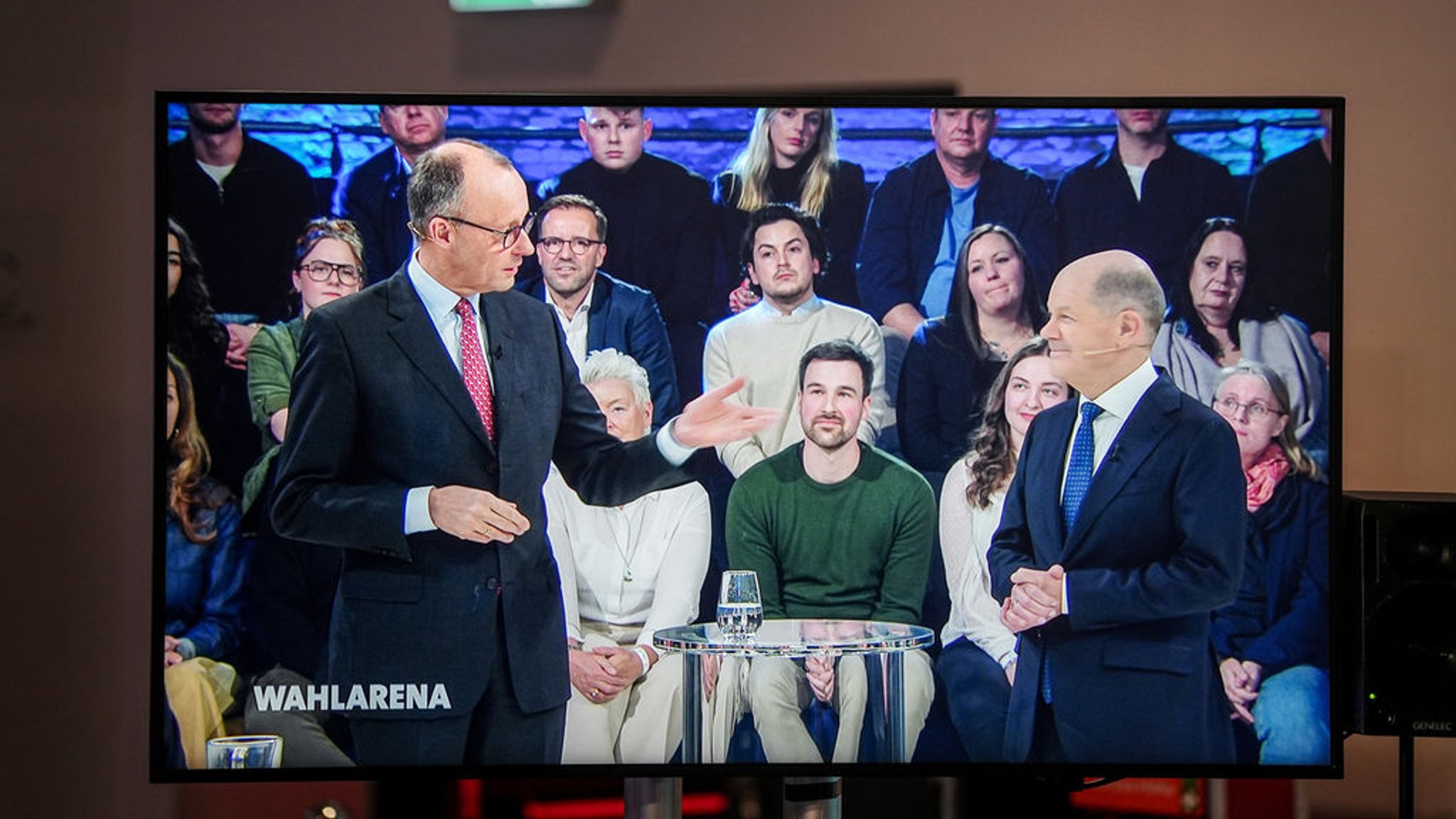 17.02.2025, Berlin: Friedrich Merz (l), Unions-Kanzlerkandidat und CDU-Bundesvorsitzender, und Bundeskanzler Olaf Scholz (SPD) sind gemeinsam auf einem Bildschirm während der Sendung ARD "Wahlarena" zu sehen. Neben CDU-Kanzlerkandidat Merz, und Bundeskanzler Scholz (SPD) werden auch Weidel, Fraktionsvorsitzende der AfD, und Habeck (Bündnis 90/Die Grünen), Bundesminister für Wirtschaft und Klimaschutz befragt. Die Politiker beantworten live nacheinander die Fragen eines repräsentativ ausgewählten Publikums. Moderiert wird die Sendung von Wellmer und Klamroth. Foto: Kay Nietfeld/dpa +++ dpa-Bildfunk +++