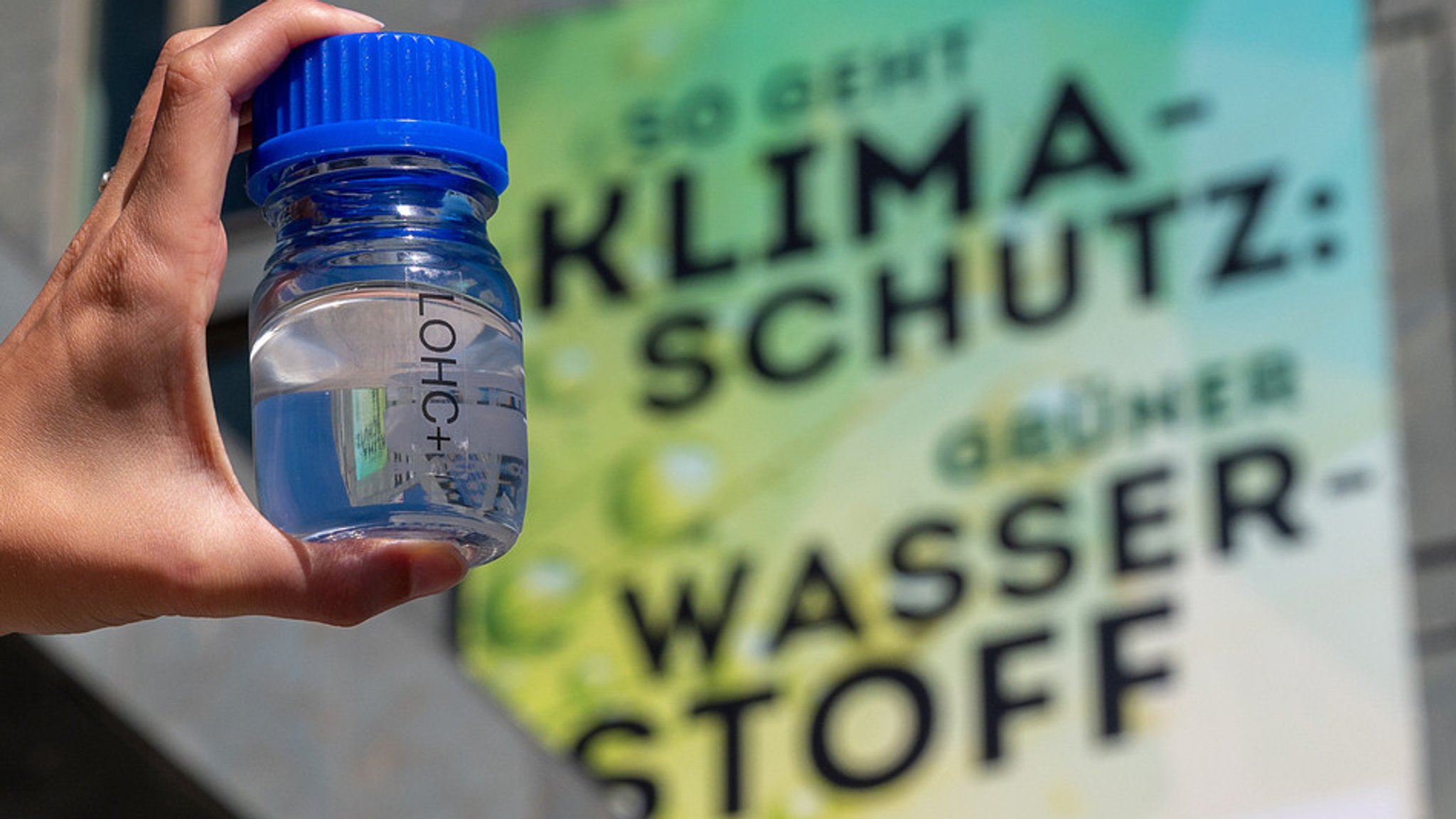 In diesen 80 ml Flüssigkeit (LOHC) sind 48 Liter Wasserstoff gebunden. Ausreichend Energie, um einen Kühlschrank einen Tag lang zu versorgen.