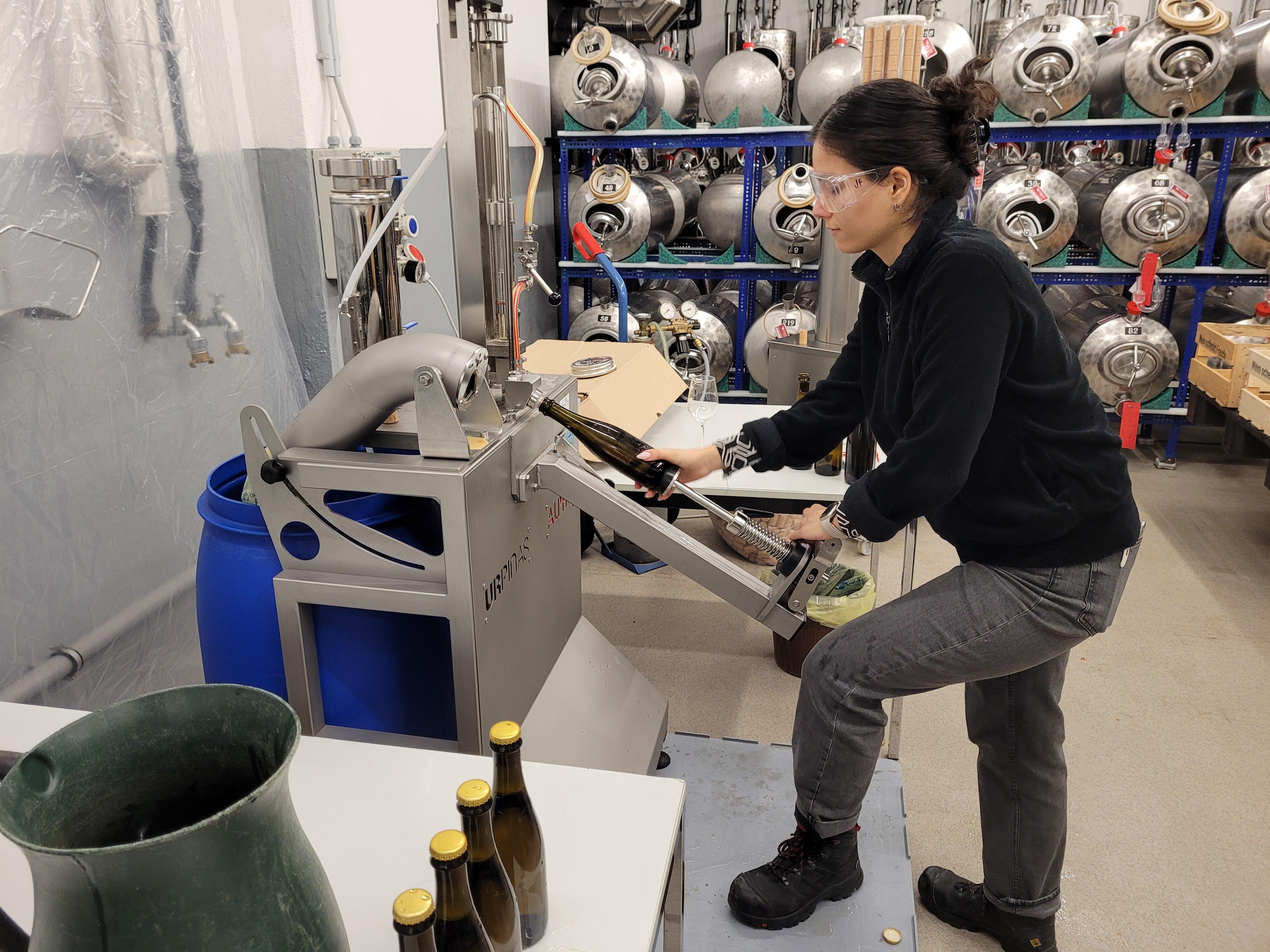 Eine Mitarbeiterin des LGL füllt Cidre ab