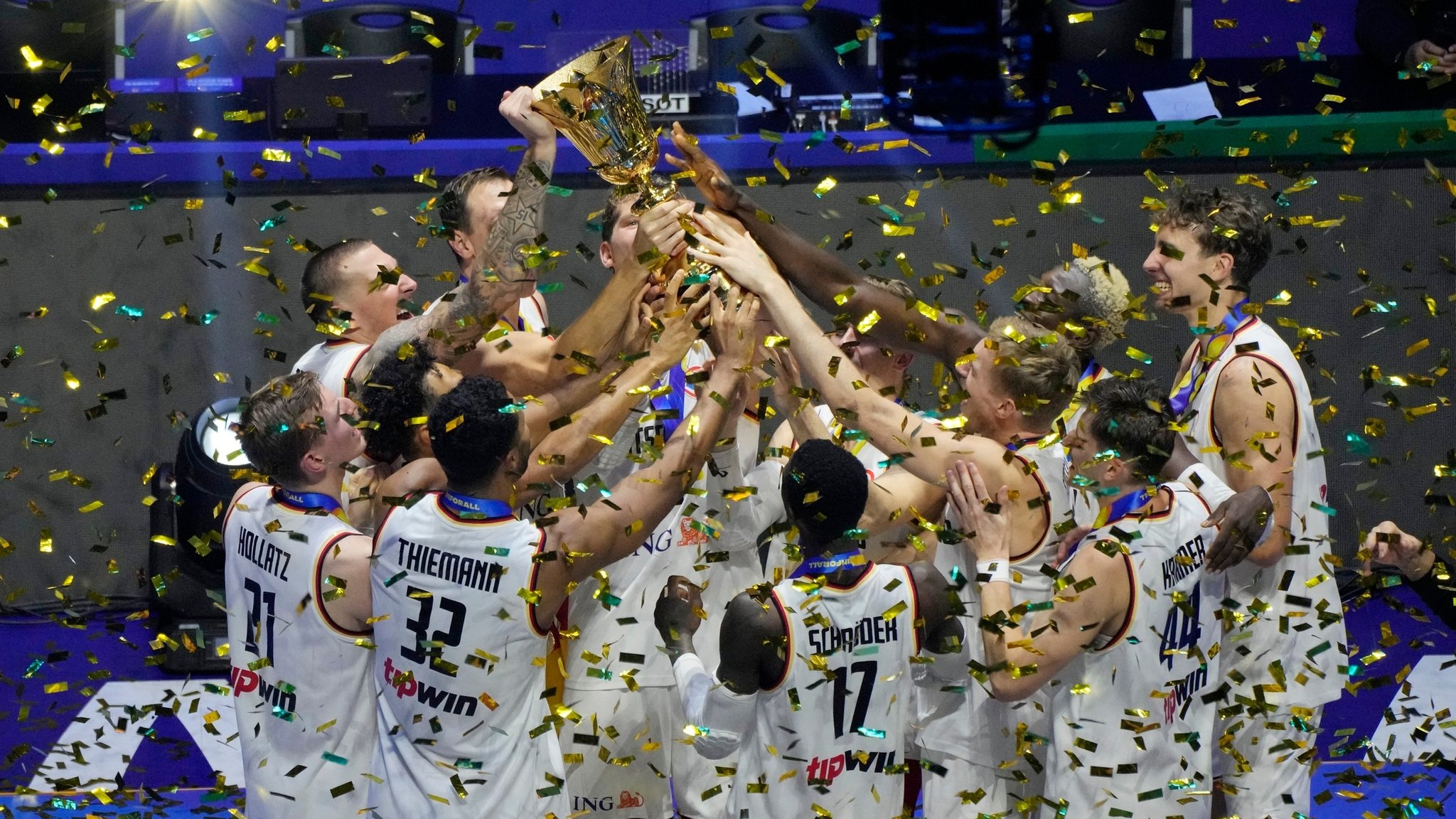 dpatopbilder - 10.09.2023, Philippinen, Manila: Basketball: WM, Serbien - Deutschland, K.o.-Runde, Finale: Das deutsche Team jubelt mit der Trophäe über den Sieg. Foto: Aaron Favila/AP/dpa +++ dpa-Bildfunk +++