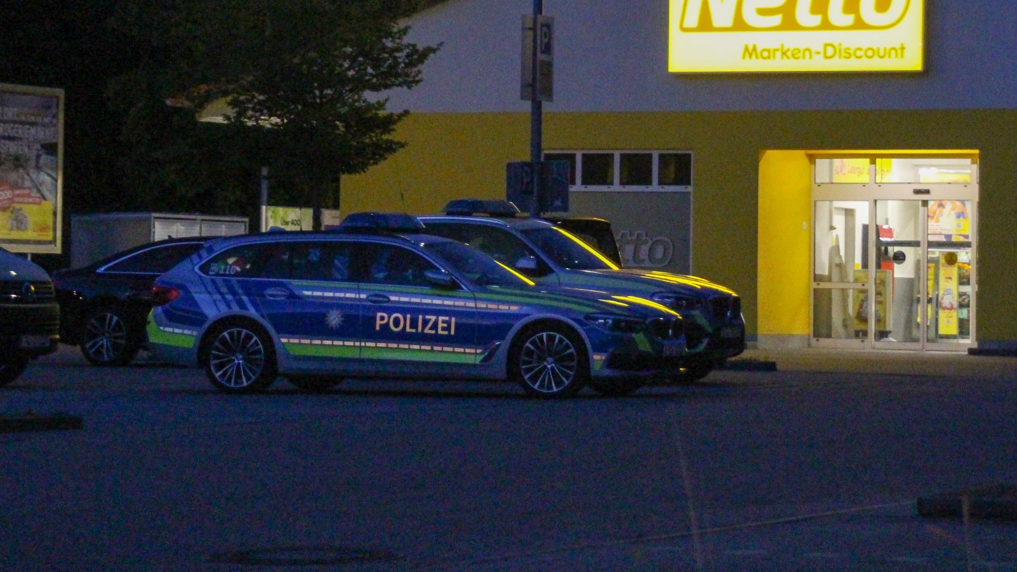 Polizeiautos vor dem überfallenen Supermarkt